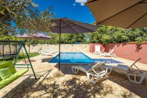 Bazén v ubytovaní Holiday Home Pina alebo v jeho blízkosti