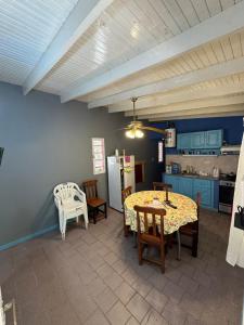 a kitchen with a table and chairs and a refrigerator at La rosadita in San Clemente del Tuyú