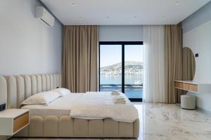 Una cama o camas en una habitación de Twin Luxury Penthouses 28 fotos más