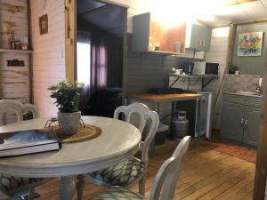 Φωτογραφία από το άλμπουμ του Rustic Cabin Sleepover σε Underberg