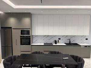 Una cocina o kitchenette en Twin Luxury Penthouses