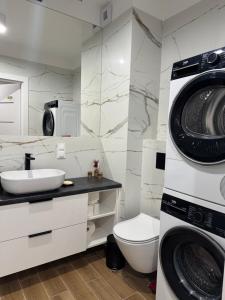Ένα μπάνιο στο Apartament Business & Family