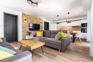 沃拉里Apartmány Na výsluní Šumava - U lípy的带沙发和桌子的客厅