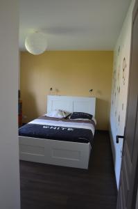 a bedroom with a bed in a room at Maison Reine-Claude in Esbly