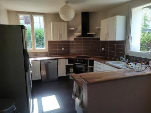Η κουζίνα ή μικρή κουζίνα στο House 15 Min from Disneyland and 30 Min Paris +27 φωτογραφίες