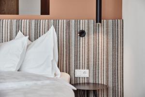 Ένα ή περισσότερα κρεβάτια σε δωμάτιο στο Haller Suites & Restaurant