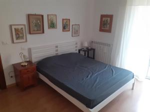 热那亚Casa Lelia, 86 m2, beach, Gaslini的一间卧室配有一张带蓝色棉被的床