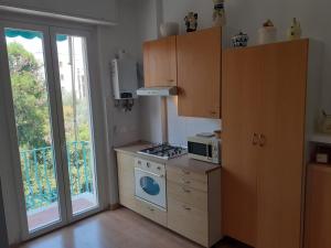 热那亚Casa Lelia, 86 m2, beach, Gaslini的厨房配有炉灶和微波炉。 更多36张照片