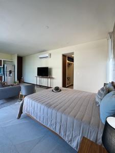 une chambre avec un grand lit et un salon dans l'établissement Chic Loft Steps from the Beach, à Holbox 26 autres photos