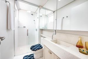 Un baño con ducha, lavabo e inodoro. en Cobertura com vista panorâmica da Praia da Vila, en Imbituba 55 fotos más
