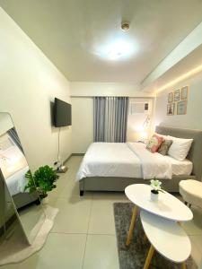 Ένα ή περισσότερα κρεβάτια σε δωμάτιο στο Staycation in Timog Quezon CIity near Tomas Morato and GMA 7 +5 φωτογραφίες