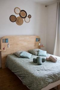 1 dormitorio con 1 cama con 2 espejos en la pared en Villa Antoinette, en Saint-Nectaire 25 fotos más