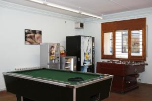 トレンプにあるAlberg Tremp Xanascatのビリヤード台、冷蔵庫が備わる客室です。