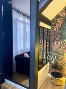 Giường trong phòng chung tại Love room Spa "Trésor des Anges"