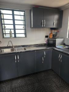 Kuchyň nebo kuchyňský kout v ubytování JJ Apartment