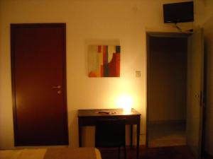 una habitación con una pequeña mesa con una vela en B&B Sansevero Venice, en Mestre