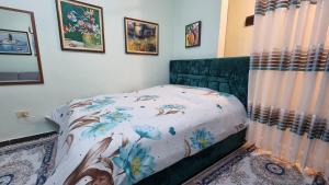 A bed or beds in a room at Edis's Corner