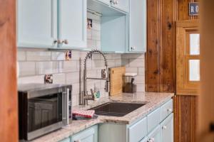 Η κουζίνα ή μικρή κουζίνα στο Rockaway Retreat +30 φωτογραφίες