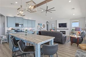 una cucina e un soggiorno con tavolo e sedie di Bella Luna - Stunning 4BR Beachfront w Cargo Lift a Bolivar Peninsula