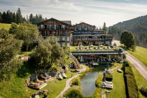 Una vista aérea de un hotel con un río. en Naturhotel Edelweiss Wagrain, en Wagrain