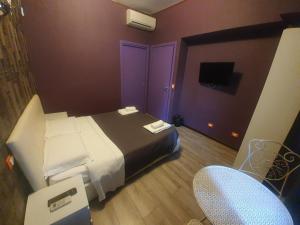 una habitación de hotel con una cama y una silla en Sira House Milano, en Milán
