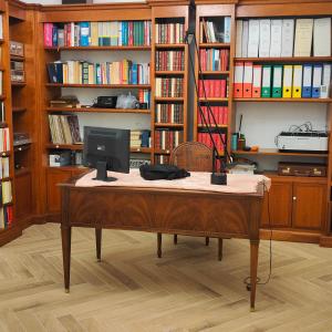 a desk with a computer on it in a library at Casa Di Bella Taormina in Roccalumera +14 photos