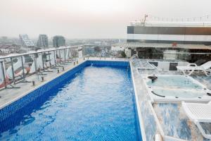 Πισίνα στο ή κοντά στο Luxe apartment with rooftop pool near the airport +5 φωτογραφίες