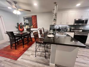 Kuchyň nebo kuchyňský kout v ubytování King bed, Park Free, Golf, FLL + 3 fotografie