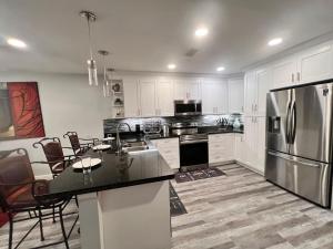 Kuchyň nebo kuchyňský kout v ubytování King bed, Park Free, Golf, FLL