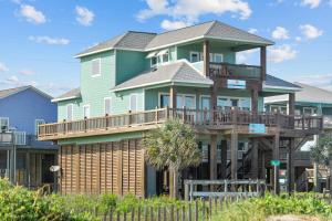 Casa grande con terraza en la playa en Breezy Point - Beachfront 4BR Home with Double Decks and Ocean Views, en Bolivar Peninsula