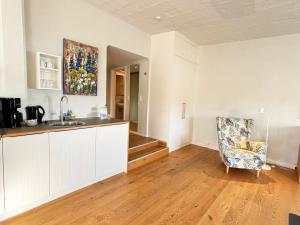 een keuken met een aanrecht en een stoel in een kamer bij Pier 18 im Pierspeicher in Kappeln