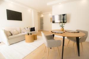 Μια τηλεόραση ή/και κέντρο ψυχαγωγίας στο Cozy Central Apartment with Wooden Accents & Terrace l JOS16