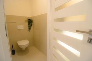 Ένα μπάνιο στο Cozy Central Apartment with Wooden Accents & Terrace l JOS16