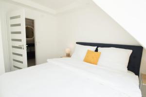 Ένα ή περισσότερα κρεβάτια σε δωμάτιο στο Cozy Central Apartment with Wooden Accents & Terrace l JOS16