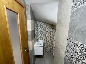 ein kleines Badezimmer mit Waschbecken und Toilette in der Unterkunft Résidence villa in Agadir + 38 Fotos