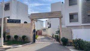 einen Eingang zu einem Gebäude mit einem Schild darauf in der Unterkunft Résidence villa in Agadir