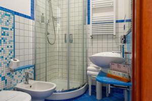 a bathroom with a shower and a sink and a toilet at Elaia Garden Hotel in Sperlonga