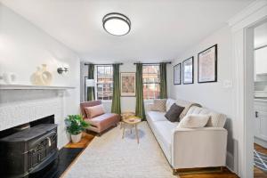 Χώρος καθιστικού στο 102 Revere Street, Unit 3 Beacon Hill