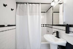 Ένα μπάνιο στο 102 Revere Street, Unit 3 Beacon Hill +20 φωτογραφίες
