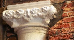 a white stone pillar on a brick wall at Best Holidays Venice in Venice