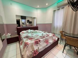 une chambre avec un lit et une table dedans dans l'établissement Hotel Campo Limpo (Adults Only), à Campo Limpo
