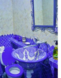 Authentic Riad with Bay View - Heart of Kasbah by CozyHome的一间浴室