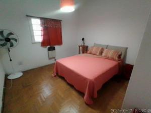 a bedroom with a pink bed and a window at house city in Mar del Plata