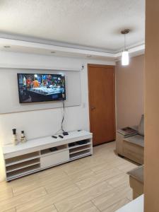 a living room with a flat screen tv on a wall at Apartamento CUESTA -TÉRREO - in Botucatu