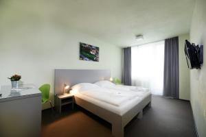 Una televisión o centro de entretenimiento en Hotel Atom Třebíč