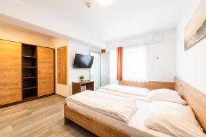 Łóżko lub łóżka w pokoju w obiekcie Wels Inn Hotel