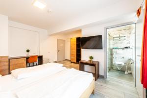 Telewizja i/lub zestaw kina domowego w obiekcie Wels Inn Hotel