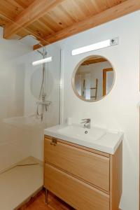 ein Badezimmer mit Waschbecken und Spiegel in der Unterkunft Hébergement 4 étoiles Accès Pied des Pistes en Navette Gratuite in Saint-Chaffrey + 48 Fotos