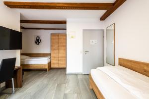 Łóżko lub łóżka w pokoju w obiekcie Wels Inn Hotel