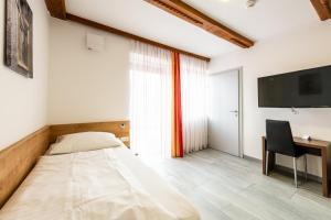 Łóżko lub łóżka w pokoju w obiekcie Wels Inn Hotel